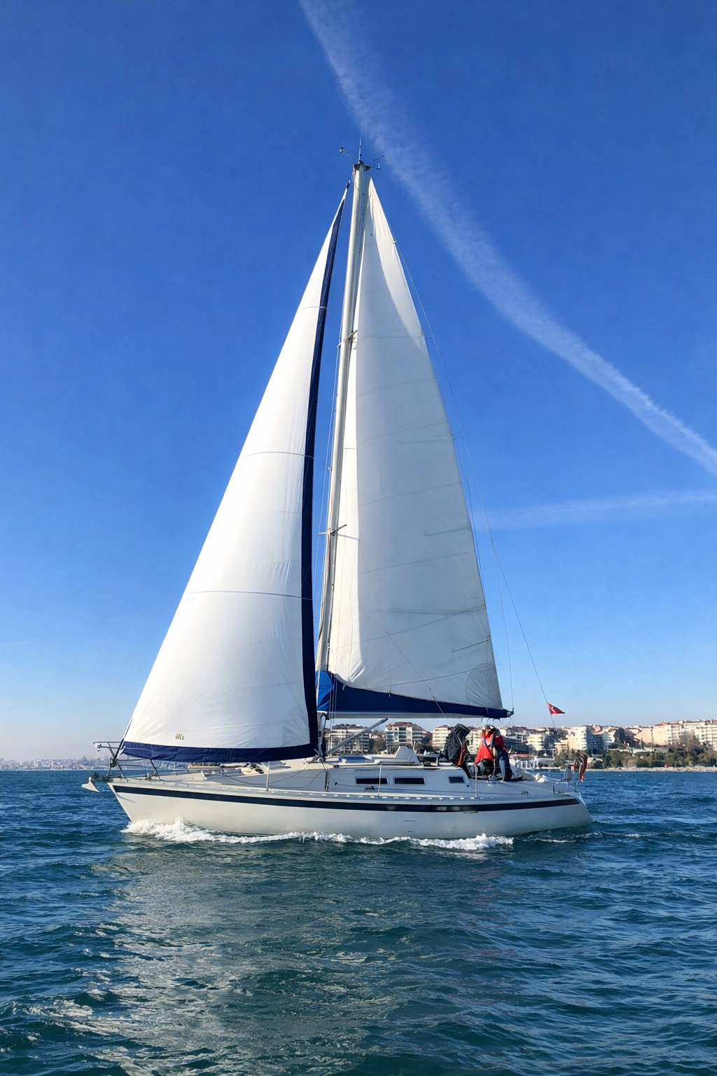 Denizde seyir halinde, eğitimlerde kullanılan yelkenli teknenin gerçek fotoğrafı