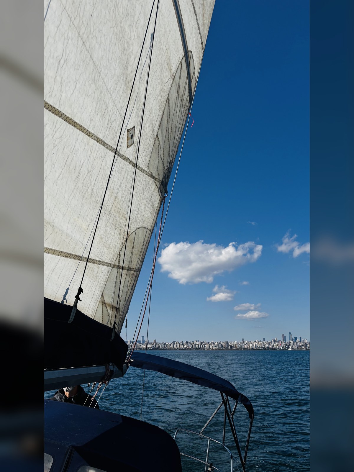 Yelken ve İstanbul sahil silüeti