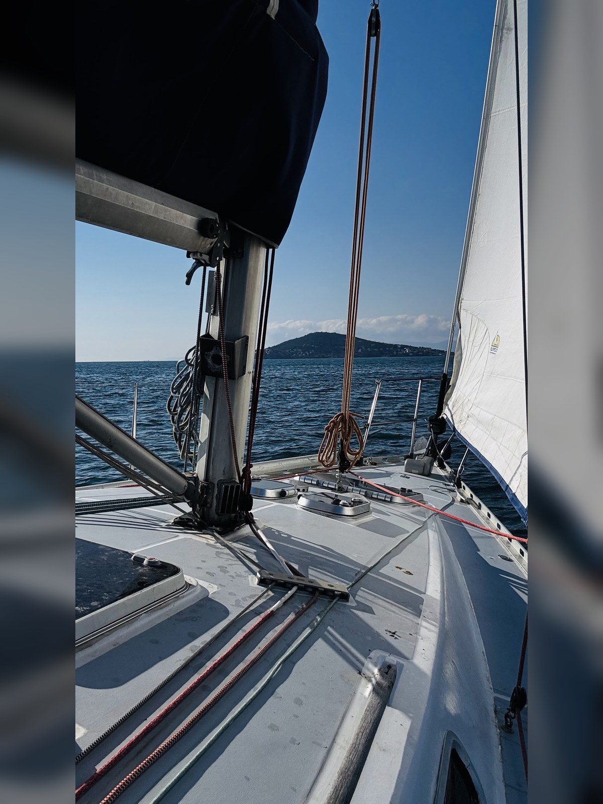 Tekne güvertesi, halatlar ve açık yelken