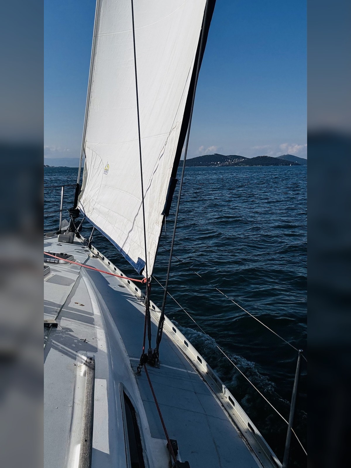 Tekne güvertesinden açık yelken ve mavi gökyüzü görünümü