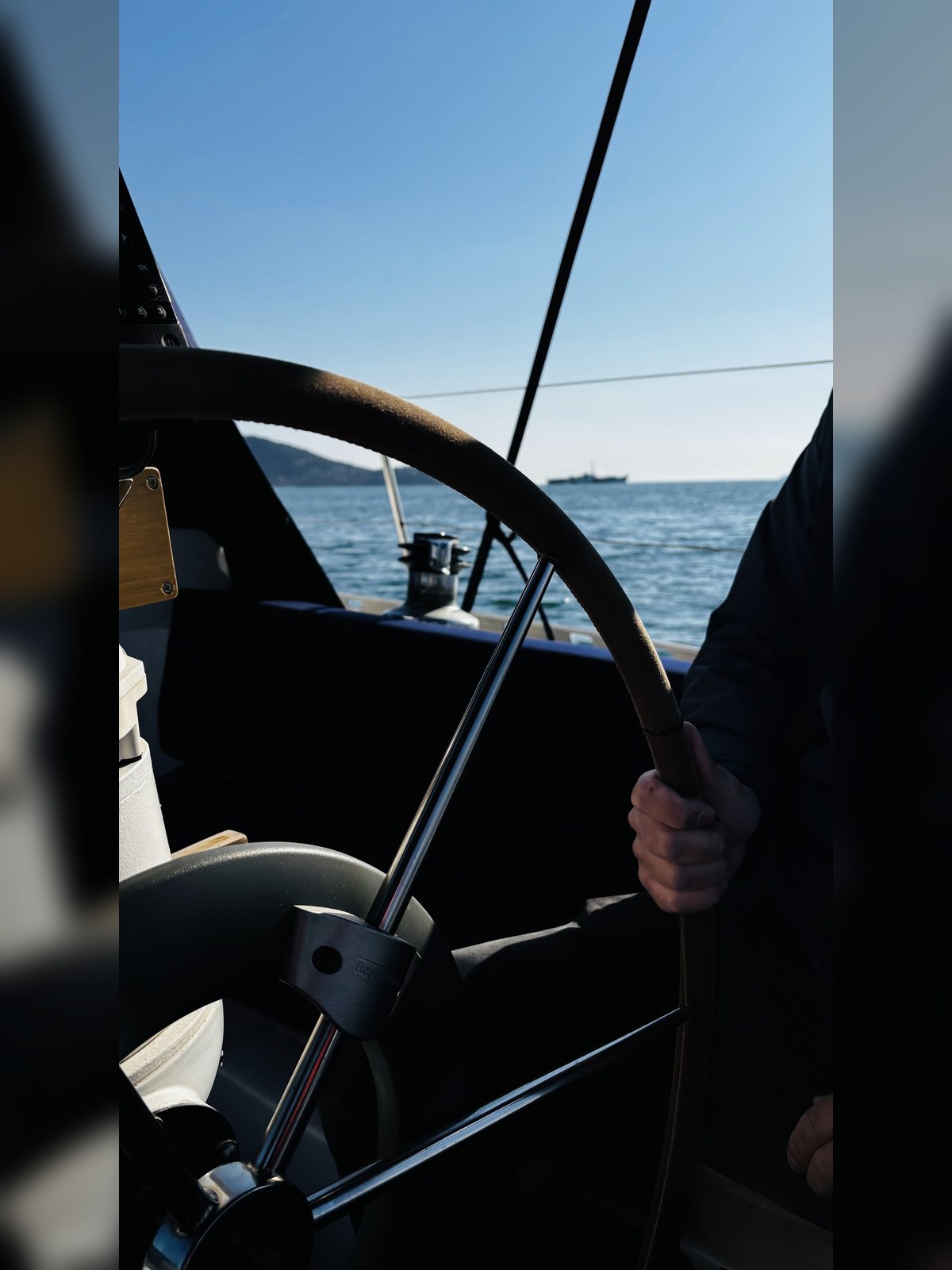 Dümen başında deniz üzerinde kontrollü yelken pratiği
